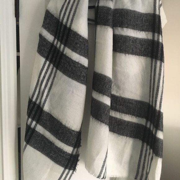 Zara Oversized Black and White Scarf - Picture 1 of 5